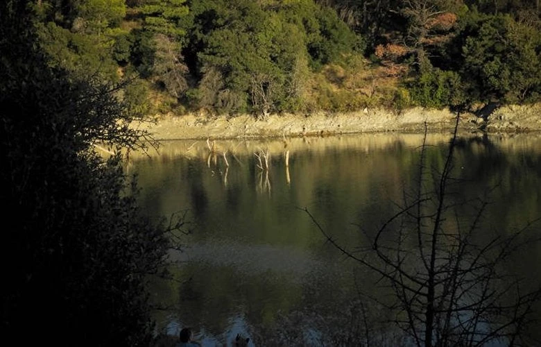 Η άγνωστη λίμνη στις πλαγιές της Πάρνηθας που θυμίζει Άλπεις (εικόνες)